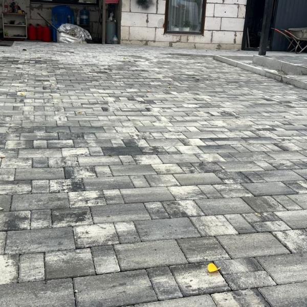 Սալիկապատ քարերի տեղադրում